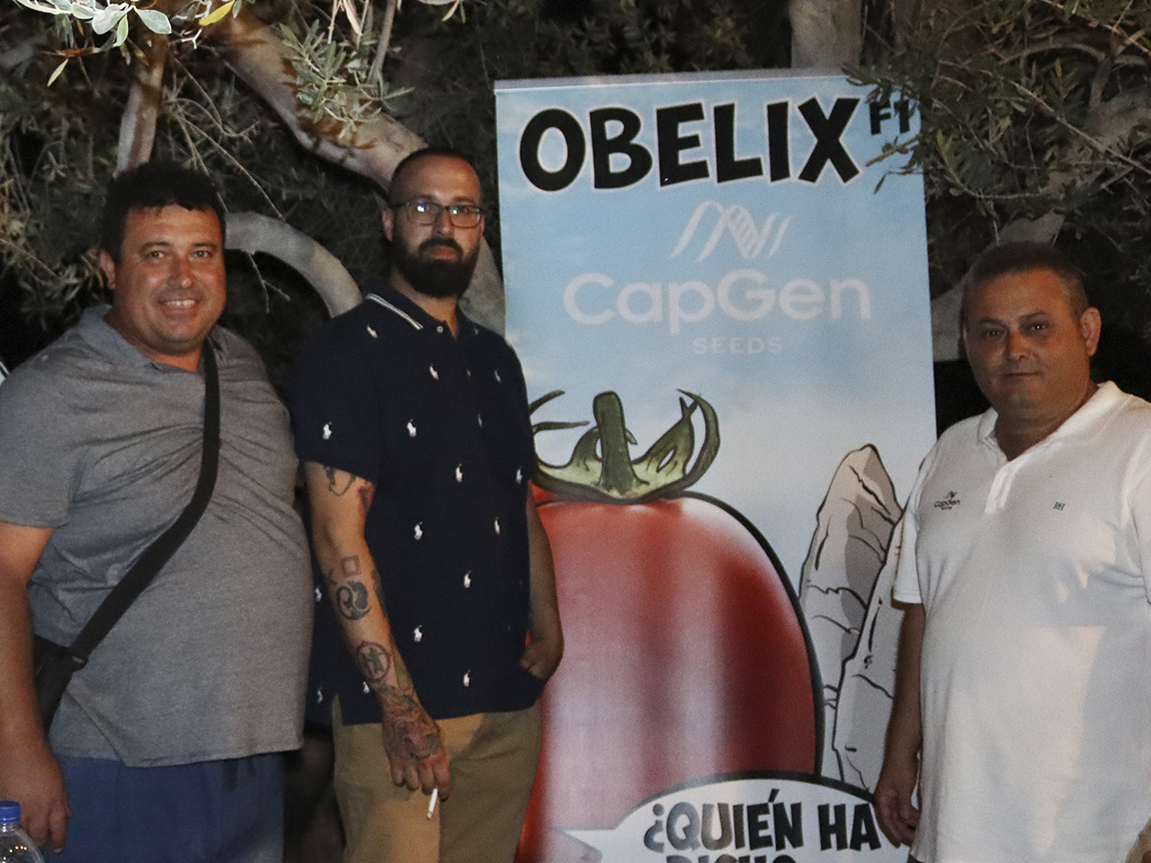 Noticias CapGen Seeds agricultores-y-cartel-tomate-obelix